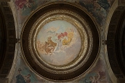 In 1940 stortte de uit 1712 daterende beschilderde koepel in bij een heftige brand. Nu gereconstrueerd